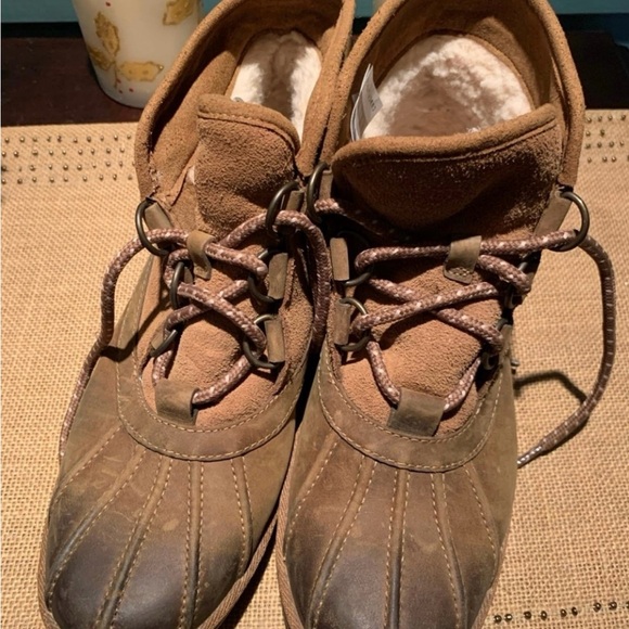 UGG Brown Rain and Snow Boots with Rubber Sole and Leather Upper - Picture 1 of 9